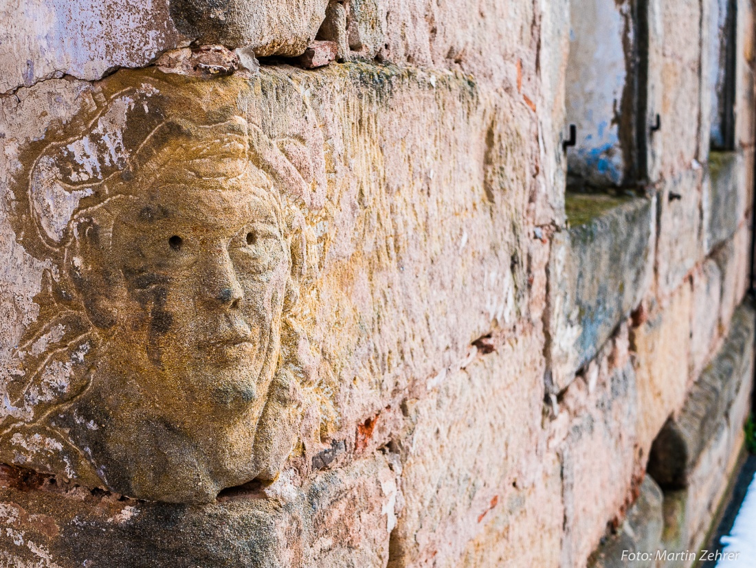 Foto: Martin Zehrer - Ich fülte mich beobachtet... Dieser in den Sandstein getriebene Kopf, schaut aus einem Eingangs-Eckstein eines alten Gebäudes in Neustadt am Kulm. Dort befindet sich auch 