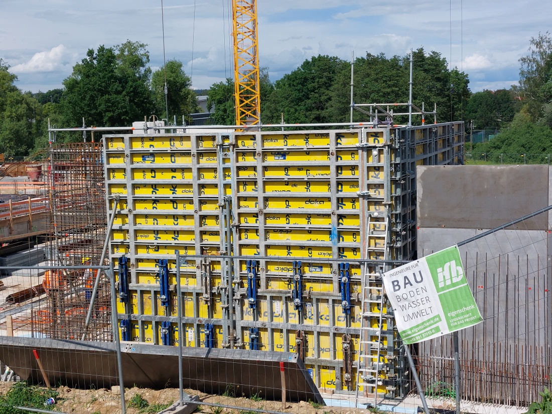 Foto: Martin Zehrer - Auf der Realschul-Baustelle in Kemnath gehts richtig voran.<br />
Riesige Kräne, Bagger, viele fleißige Menschen verrichten hier ihre Arbeit.<br />
 