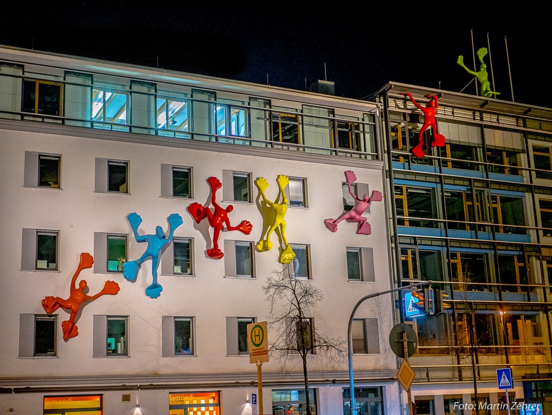 Foto: Martin Zehrer - Kunst-Stoff-Figuren an der Hauswand... Flossis von Rosalie klettern auch in Bayreuth eine Hauswand hoch. <br />
Ort: Gegenüber vom Hauptbahnhof in Bayreuth. 