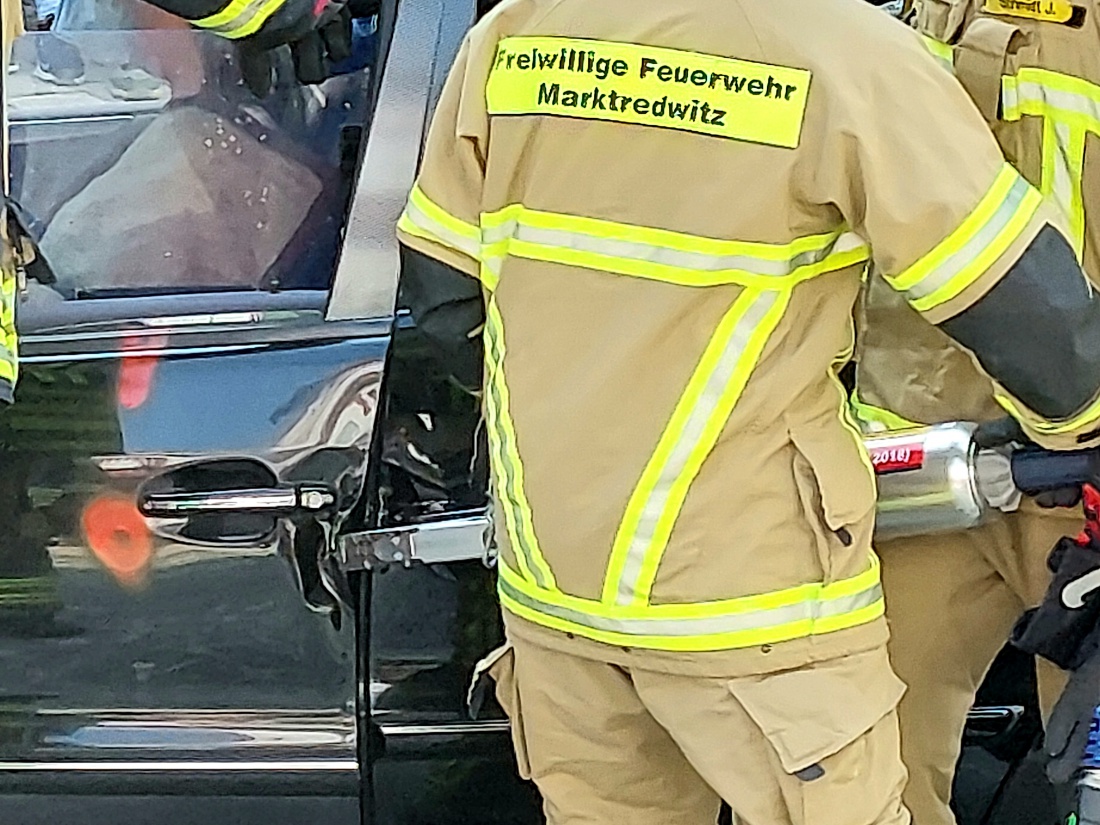 Foto: Martin Zehrer - Rettungsspreizer: Im Zuge einer Vorführung simulierte die FFW ein verunfalltes Kfz mit eingeklemmter Person und deren Rettung.<br />
 