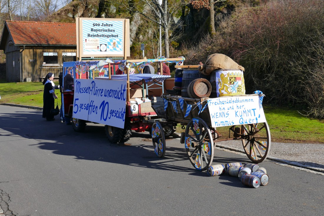 Foto: Martin Zehrer - 44. Faschingszug durch Waldeck am 7. Februar 2016!<br />
<br />
Tanzen, lachen und Gaudi machen ;-)<br />
<br />
Viele Gaudiwagen und unzählige Besucher trafen in Waldeck aufeinander.<br />
Die M 