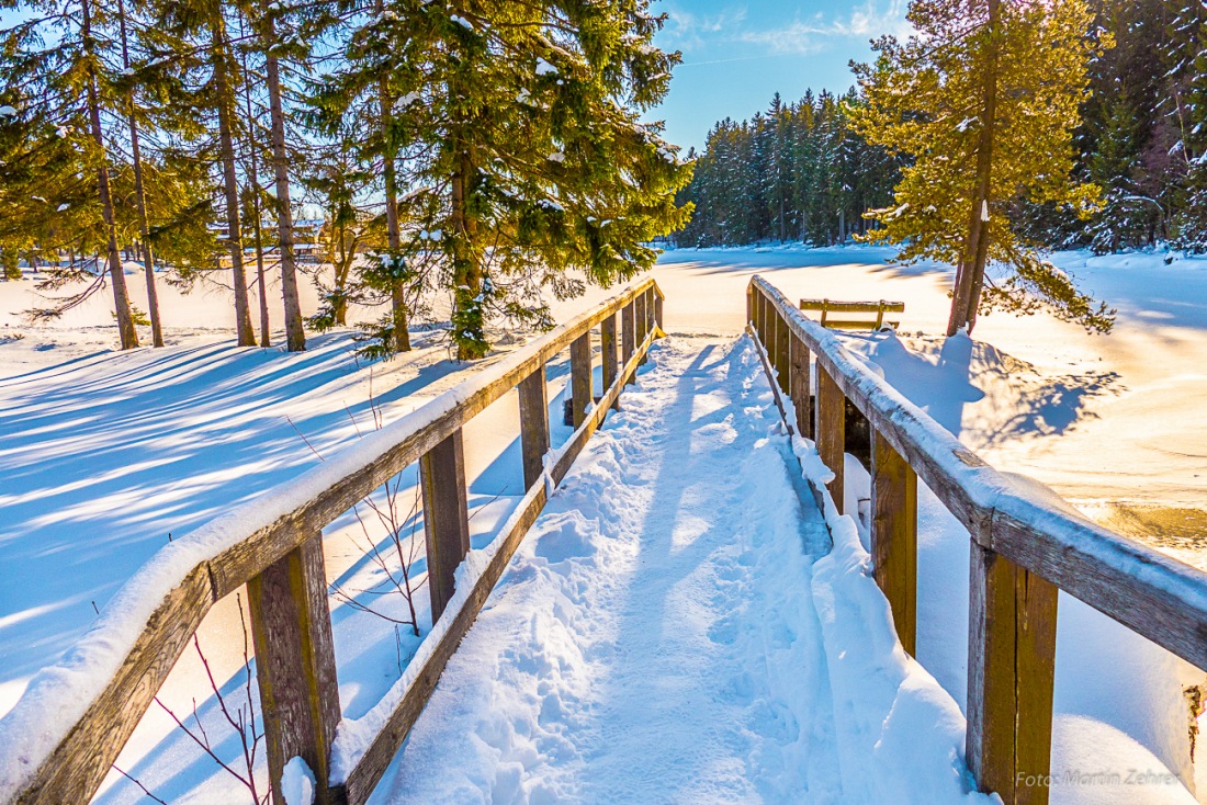 Foto: Martin Zehrer - Steeg übers Moor am Fichtelsee im Winter 