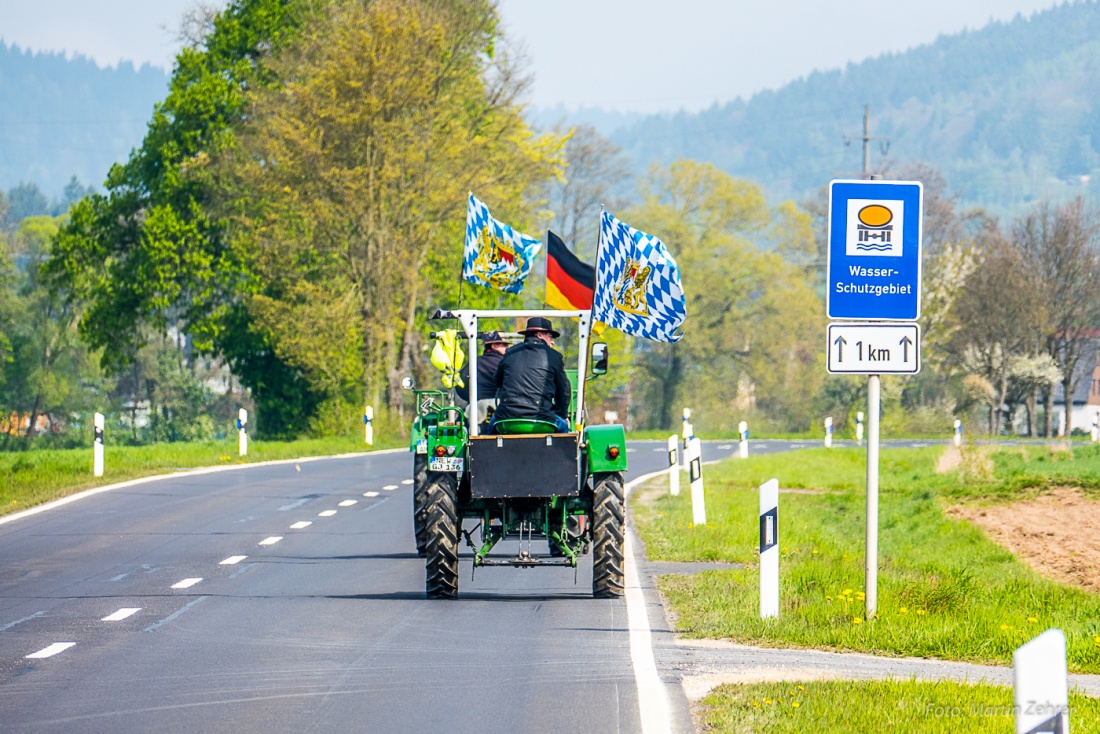 Foto: Martin Zehrer - Kurze vor Immenreuth getroffen und unterwegs zum Bulldogtreffen nach Kirchenpingarten 