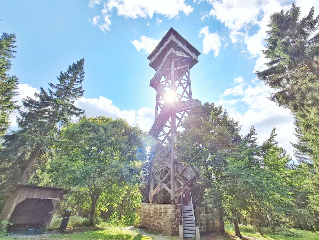 Foto: Jennifer Müller - Der Oberpfalzturm... Das Wahrzeichen des Steinwalds. Von Pfaben aus sind wir heute über das Waldhaus hoch zur Platte. Auf 946 Höhenmetern lädt der 35 Meter hohe Aussichts 