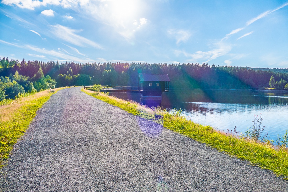 Foto: Martin Zehrer - Auf dem Damm um den Fichtelsee rumspazieren... Welch ein Paradies!  