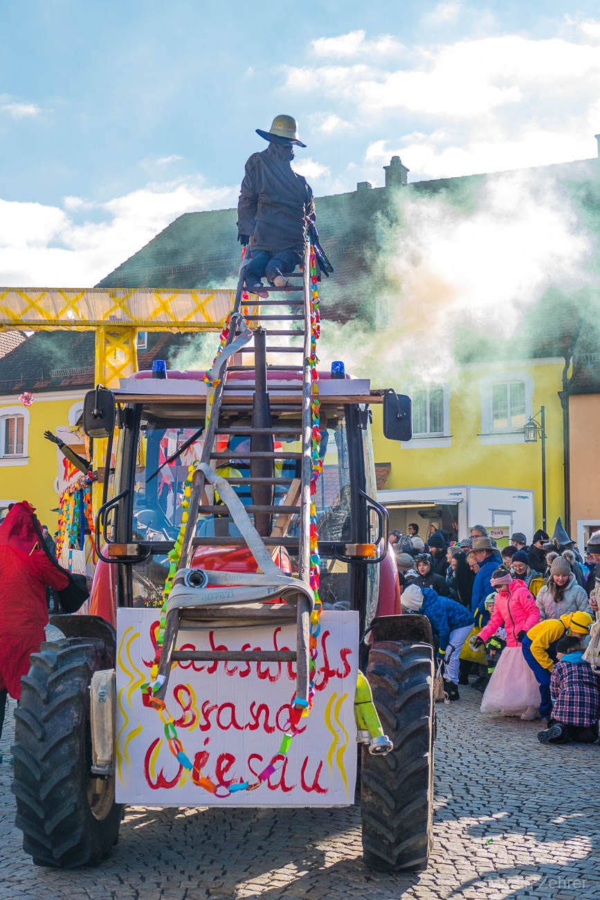 Faschingszug durch Waldeck 2026 - WCV Helau!!!

Am 15. Februar 2026 war es wieder soweit. Tausende Besucher jubelten den Narren zu, das Wetter wurde wie bestellt, wunderschön. Die Sonne strahlte und alle Menschen waren voller Faschings-Laune. WCV Helau!!!!
