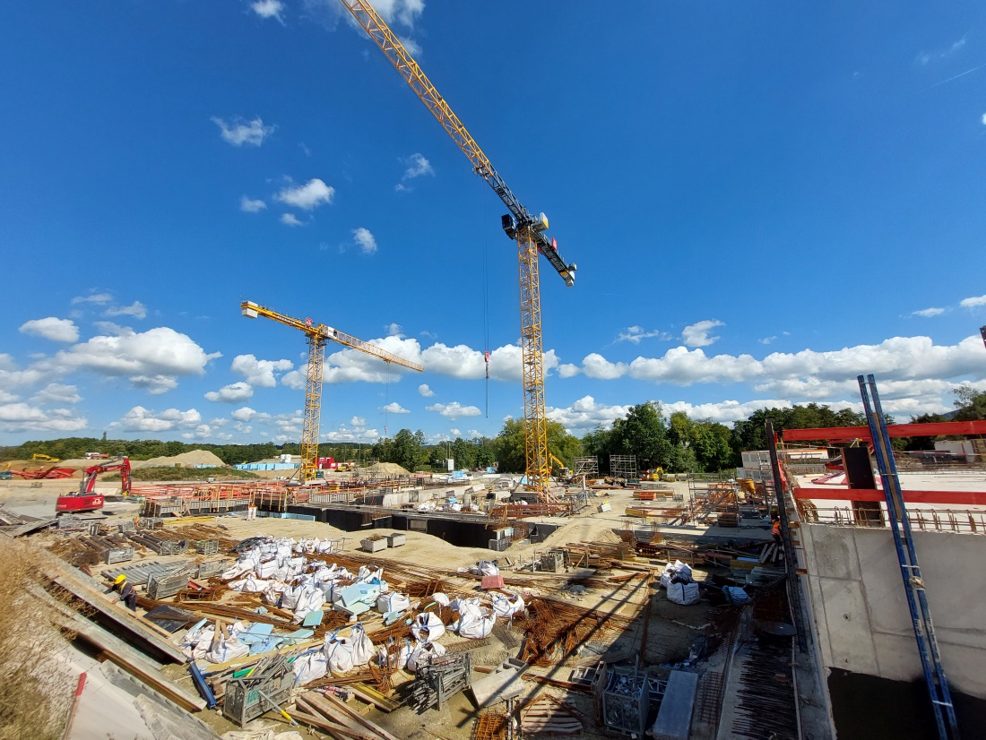 Foto: Martin Zehrer - Kemnath baut...<br />
<br />
Die Baustelle der neuen Realschule schreitet voran. <br />
<br />
Auch das in Richtung Berndorf gegenüber liegende, neue Wohngebiet ist bereits in Angriff genomm 