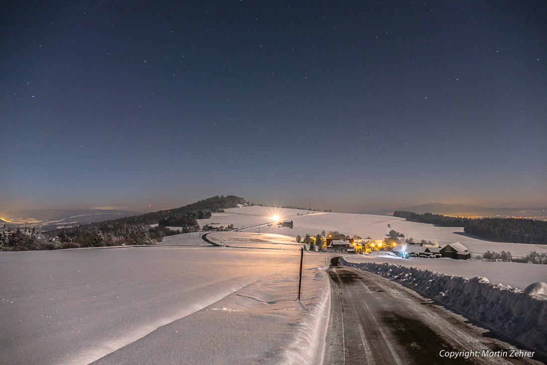 Foto: Martin Zehrer - Eine Sternenklare Winternacht über Godas. Der Blick geht über die Ortschaft Godas hinweg zum Armesberg hinüber.<br />
<br />
Gerade fährt ein Auto vom Armesberg herunter. Die Fahrz 