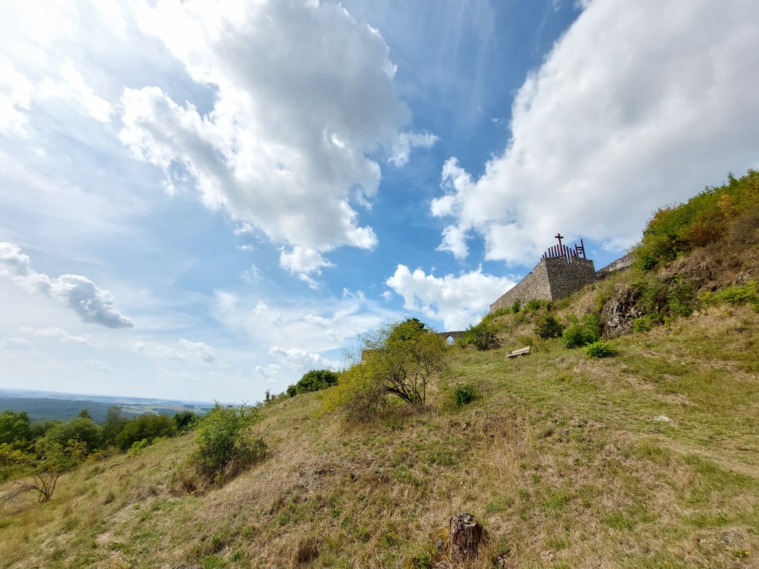 Foto: Martin Zehrer - Anstieg zum Schlossberg...<br />
Nur noch wenige Meter, dann sind die Ruinen erreicht. 