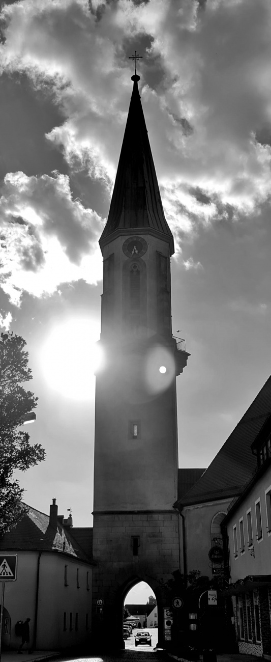 Foto: Jennifer Müller - Kemnaths schöner Kirchturm in der Abendsonne  