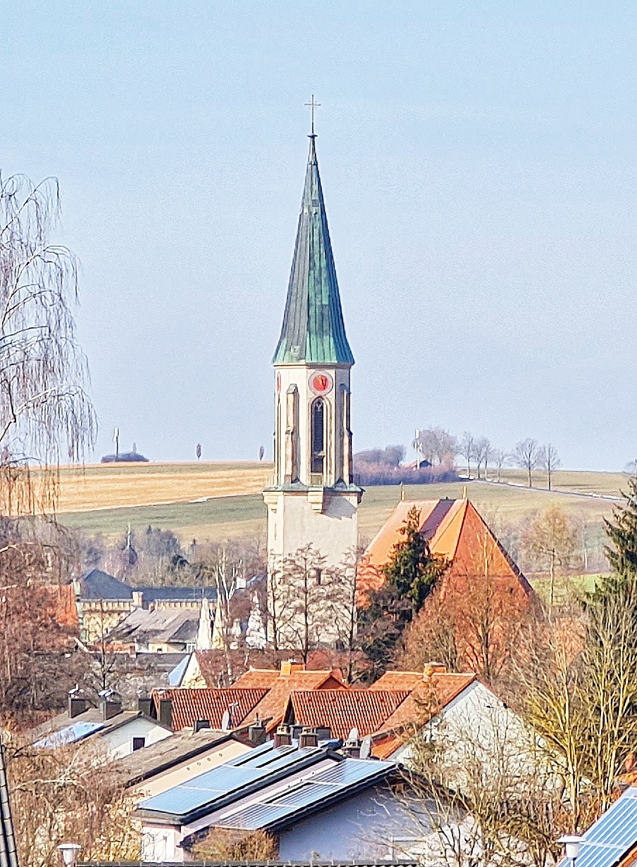 Foto: Jennifer Müller - Der Kirchturm von Kemnath vom sogenannten Galgen aus gesehen. 