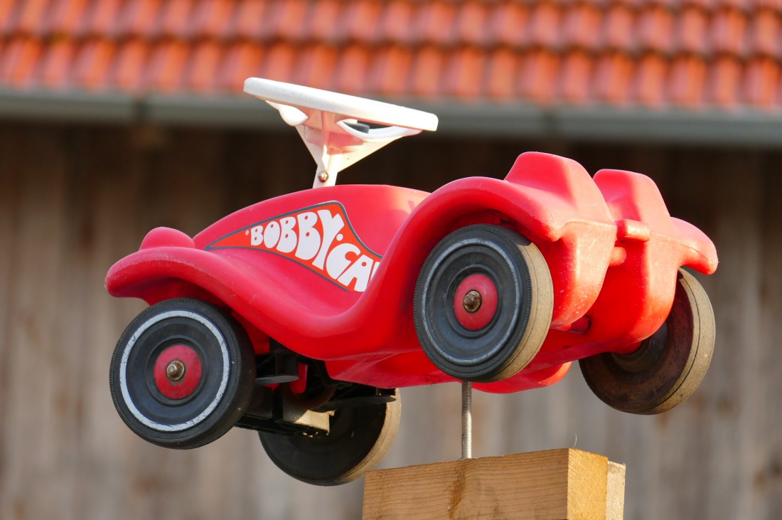 Foto: Martin Zehrer - Genial - Die legendären Bobbycar Meisterschaft in Preißach. <br />
"Den of Vice" veranstaltete heute das 3. Bobbycar-Rennen durch die Ortschaft Preißach. <br />
Zig Starter rasten  