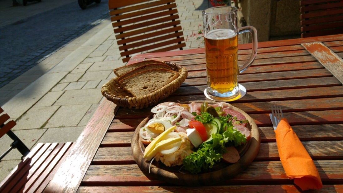 Foto: Martin Zehrer - Brotzeit beim Zoigl in Marktredwitz<br />
<br />
Zoigl am alten Rathaus 