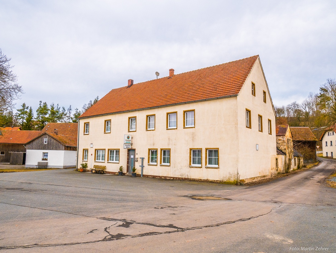 Foto: Martin Zehrer - Gasthof Wöhrl in der Ortsmitte von Atzmannsberg. Ältere wie auch die jüngere Generation wird sich noch an schöne Zeiten in diesem Wirtshaus erinnern können.<br />
<br />
1. Frühlin 