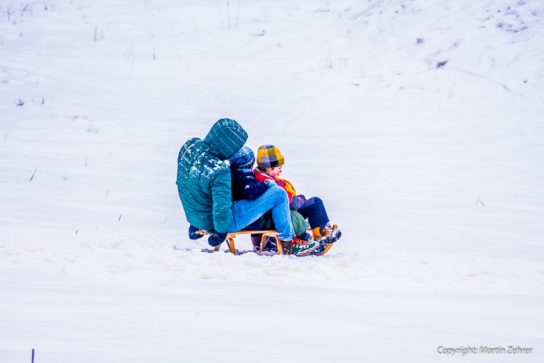Foto: Martin Zehrer - Schnee vorhanden - sofort nutzen... Die ersten Schlittenfahrer waren am Sonntag gekommen um das bisschen Schnee gleich in Spaß umzuformen ;-) 