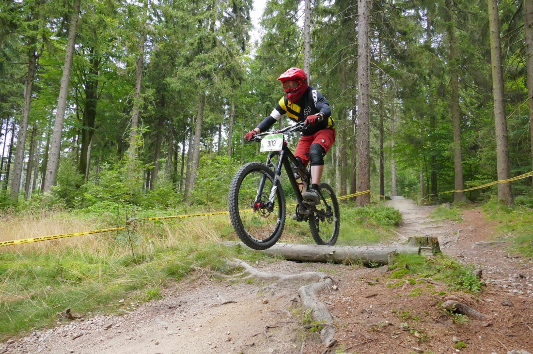 Foto: Martin Zehrer - Den Ochsenkopf hinunter rasen ;-)<br />
<br />
Heute ist Training und Startplatz-Rausfahren für morgen. Dieser Lauf zählt zur Enduro one Serie und wird auf der Downhillstrecke am O 