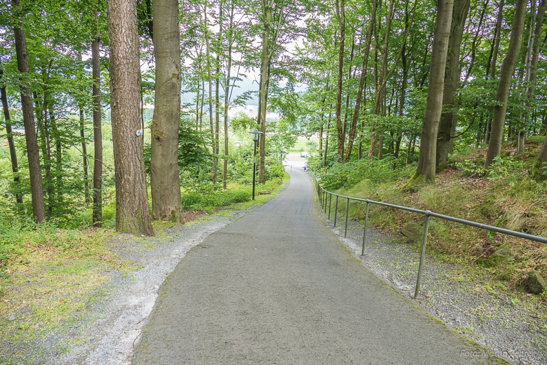 Foto: Martin Zehrer - Neben einem Stein-Treppen-Aufstieg hoch zur Kirche auf dem Armesberg, gibt es auch eine Straße. In besonderen Fällen wird die Absperrung unten aufgehoben, so dass man z.B 