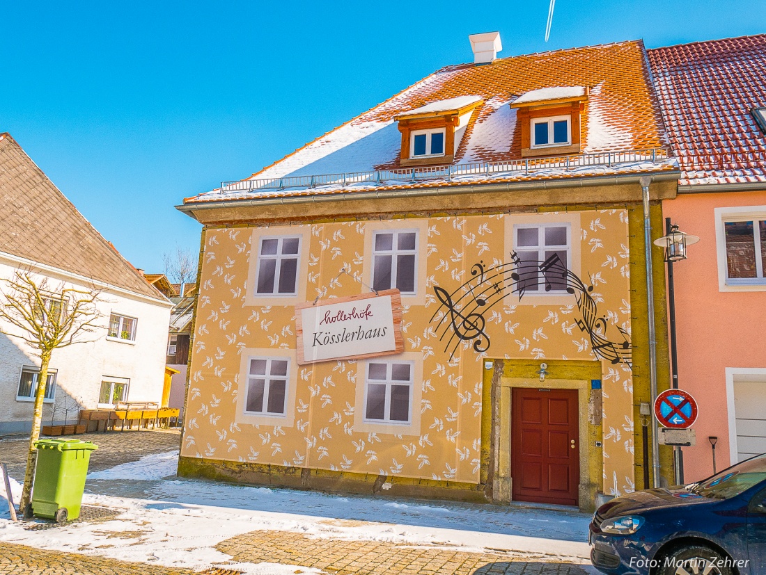 Foto: Martin Zehrer - Ich musste zweimal hingucken... Die Hausfassade ist einzigartig! Um dem Gebäude während der Renovierungsarbeiten einen annehmbaren look zu verpassen, wurde die Fassade mi 