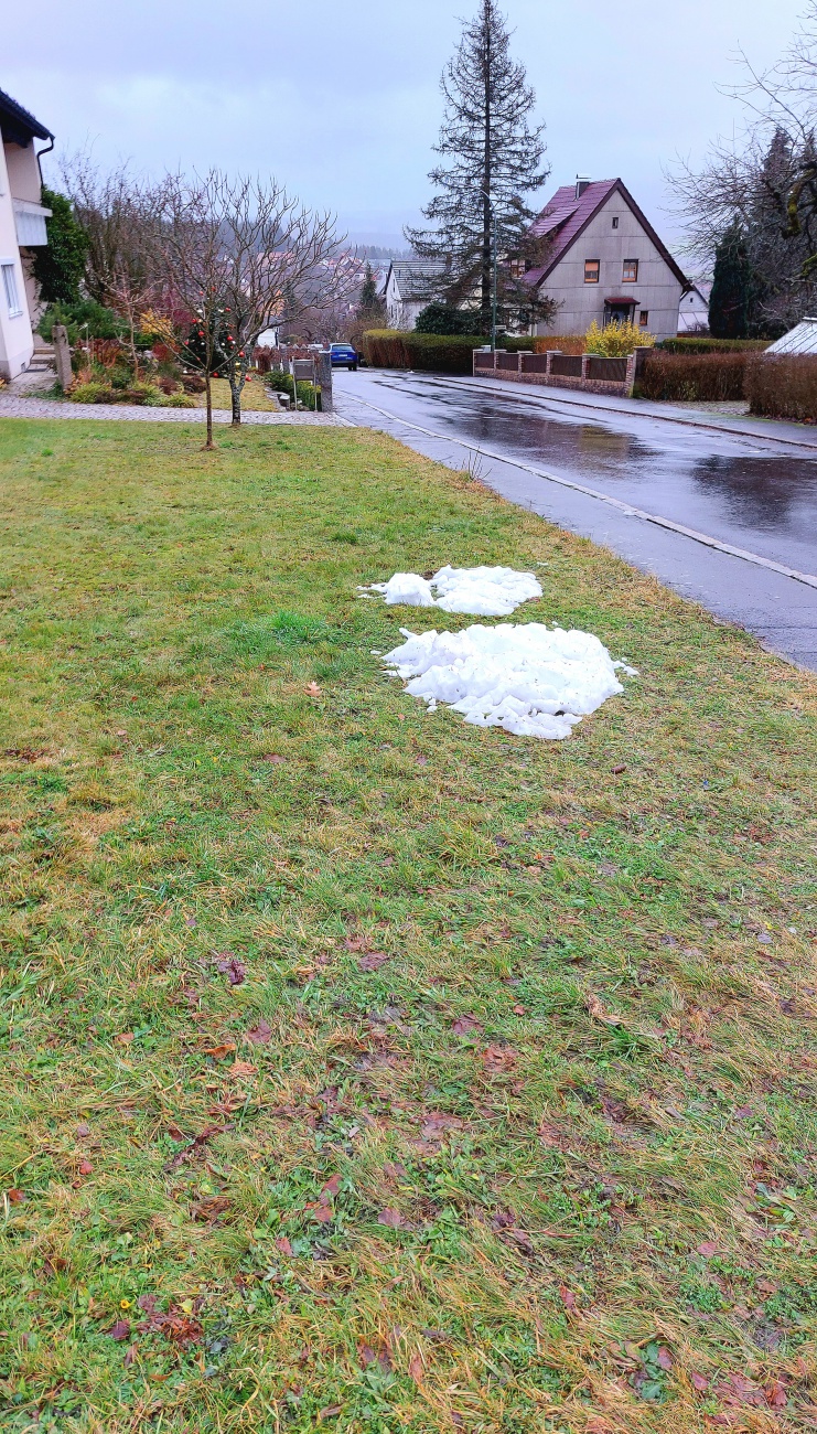 Foto: Martin Zehrer - 3. Januar 2024, Schnee-Chaos in Neusorg  &#128521; 