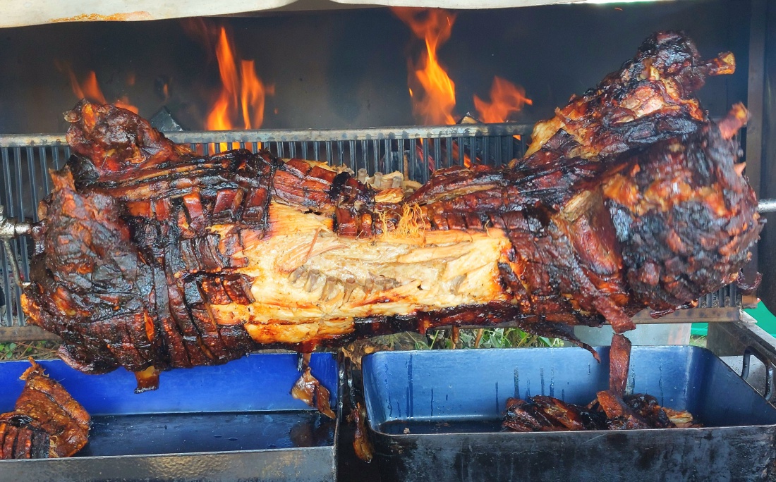 Foto: Martin Zehrer - Sau am Spieß in Hermannsreuth auf dem Backofenfest... 