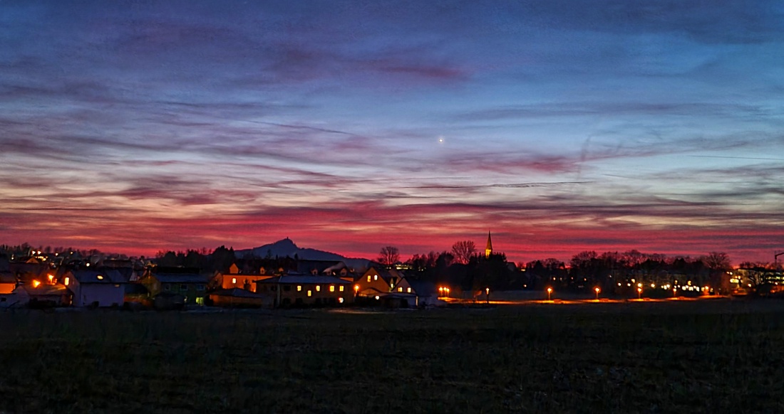 Foto: Jennifer Müller - Kemnath mit dem Rauhen Kulm im Hintergrund... von Eisersdorf aus gesehen. Der Himmel zeigt sich in den schönsten Farben nach einem traumhaft sonnigen aber eisig kalten Ta 