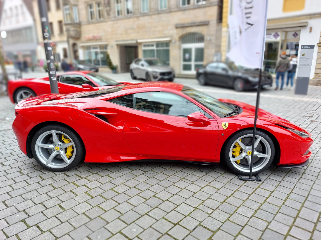 Foto: Martin Zehrer - WooooW - Ferrari, gesehen in Bayreuth...<br />
<br />
530kw/720PS<br />
0-100 in 2,9 Sekunden<br />
Vmax über 340km/h<br />
Preis 308.000 Euro<br />
Erstzulassung Nov. 2020 