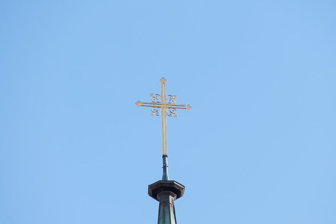Foto: Martin Zehrer - Nahaufnahme: Ganz oben, auf dem kemnather Kirchturm, steht ein goldenes Kreuz in den Himmel... 