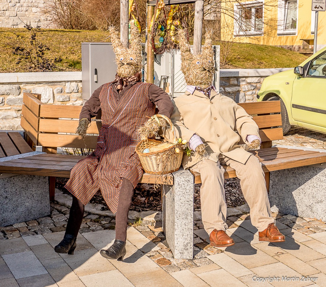 Foto: Martin Zehrer - Herr und Frau Osterhase sitzen in Neusorg auf der Bank am Brunnen und gucken... ;-) 