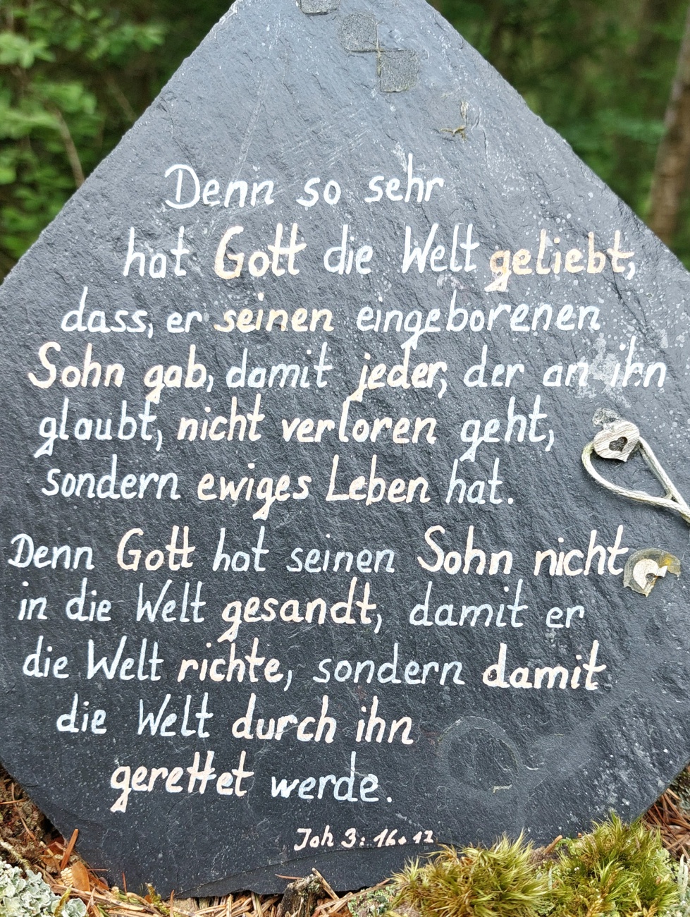 Foto: Martin Zehrer - Spruch auf einer Tafel am Denkmal für die Toten im Erbfolgekrieg 1504, zu finden <br />
 zwischen Schwarzenreuth und Neusorg.  