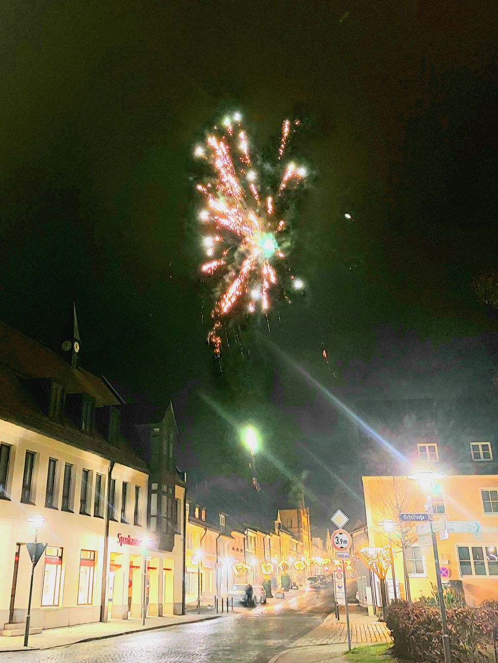 Foto: Martin Zehrer - Sylvester-Feuerwerk in Kemnath... es schreibt sich nun das Jahr 2022 