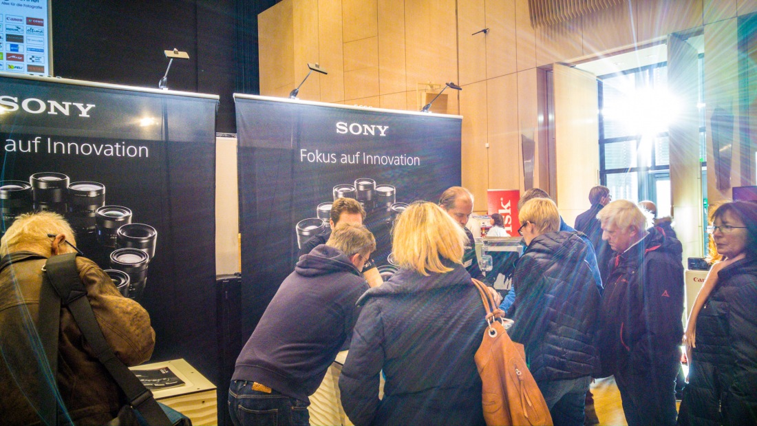 Foto: Martin Zehrer - Brenner Fototage 2016 in Weiden: <br />
Die Sonne strahlt durchs Fenster auf den Sony-Stand... :-) Dort fand ich dann die A99II... ;-) 