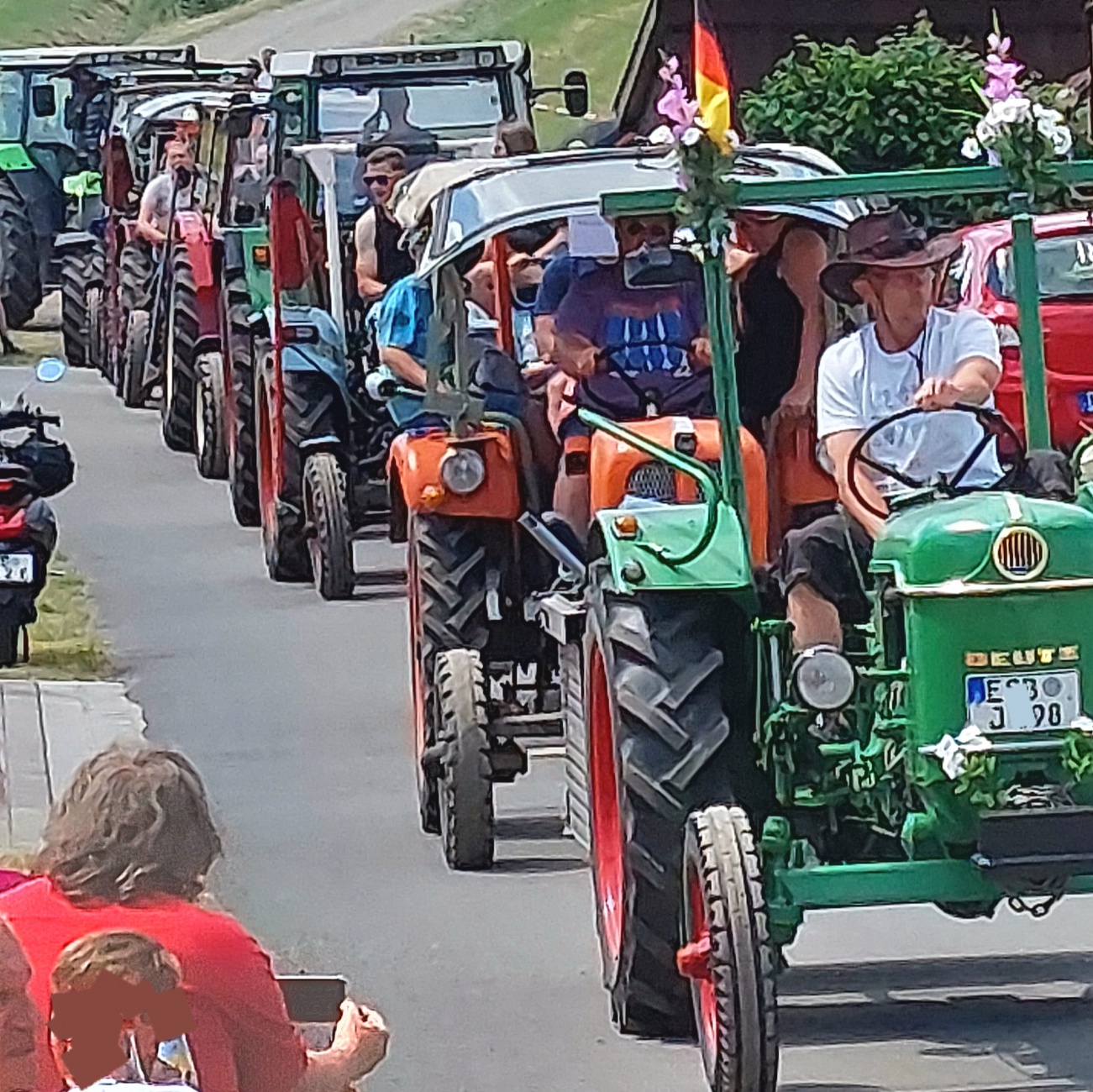 Foto: Martin Zehrer - Eine nicht endende Schlange an Oldtimern war am Sonntag, den 11. Juni 2023 in Feilersdorf unterwegs.<br />
<br />
Die Oldtimerjugend organisierte wieder ein gigantisches Bulldog- u 