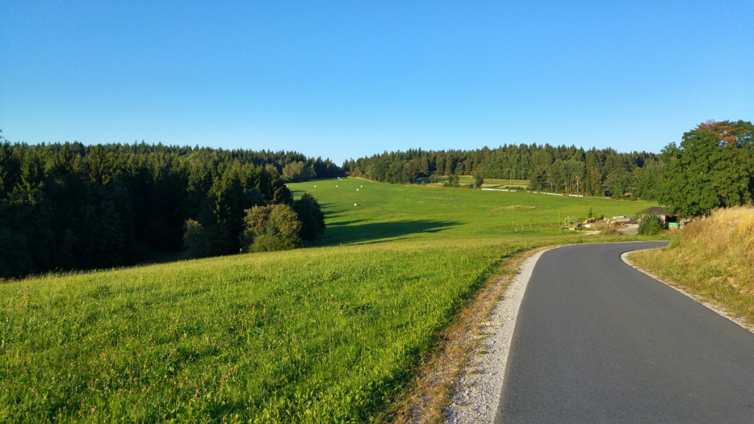 Foto: Martin Zehrer - Von der Kösseine runter und aus dem Wald herausgefahren... Dann umgeschaut und abgedrückt. Herrliche Gegend zum Radfahren rund um die Kösseine! 