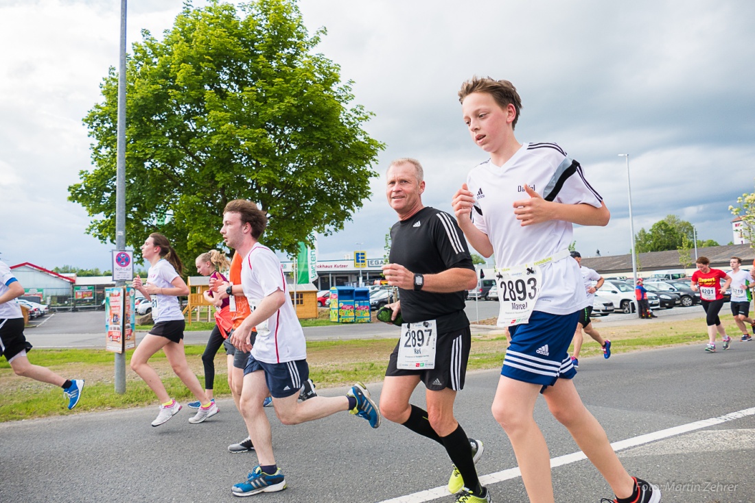 Foto: Martin Zehrer - Nofi-Lauf 2017: Start am Stadtplatz und Ziel beim Siemens... 5,9 Kilometer durch Kemnath und rund herum. Mehr als 8000 Teilnehmer fanden sich in Kemnath zusammen um die S 