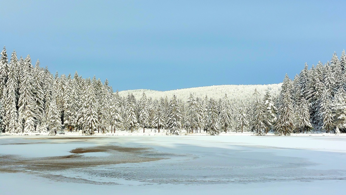 Foto: Martin Zehrer - Herrliche Winter-Traum-Landschaft am Fichtelsee im Fichtelgebirge. <br />
<br />
Ganz klein, oben auf dem Bergrücken, ist der ehemalige Horch- und Spionageposten "Schneeberg" zu er 