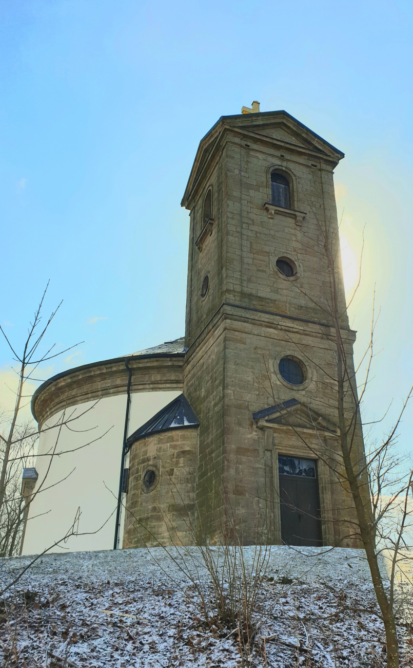 Foto: Martin Zehrer - Die Kirche auf dem Armesberg am 20. März 2021<br />
<br />
Das Wetter -4 Grad kalt, ein paar Wolken und so um 9 Uhr rum noch ziemlich viel Morgensonne 