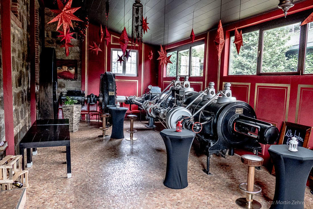 Foto: Martin Zehrer - Im Vorraum zum Restaurant Museo in Fichtelberg steht eine gut erhaltene Dampfmaschine. Diese Dampfmaschine mit dem verbundenen Stromgenerator sorgte im letzten Jahrhunder 