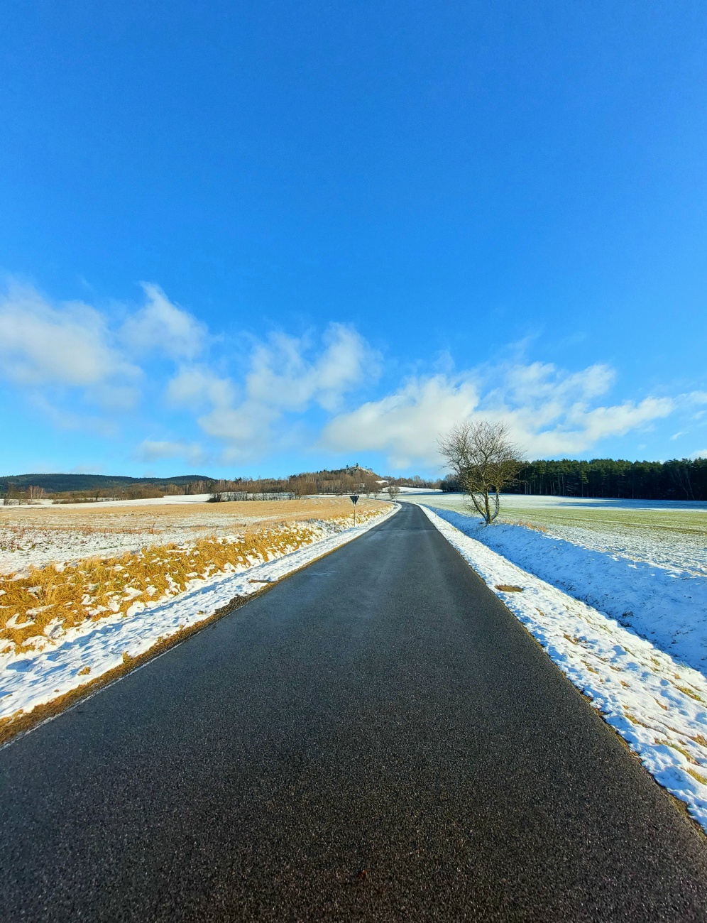 Foto: Martin Zehrer - Herrliche Winter-Wanderung zum waldecker Schlossberg.<br />
Sonne, blauer Himmel und ein Rucksack mit guter Brotzeit.<br />
Was für ein wunderschöner Tag zu zweit! :-) 