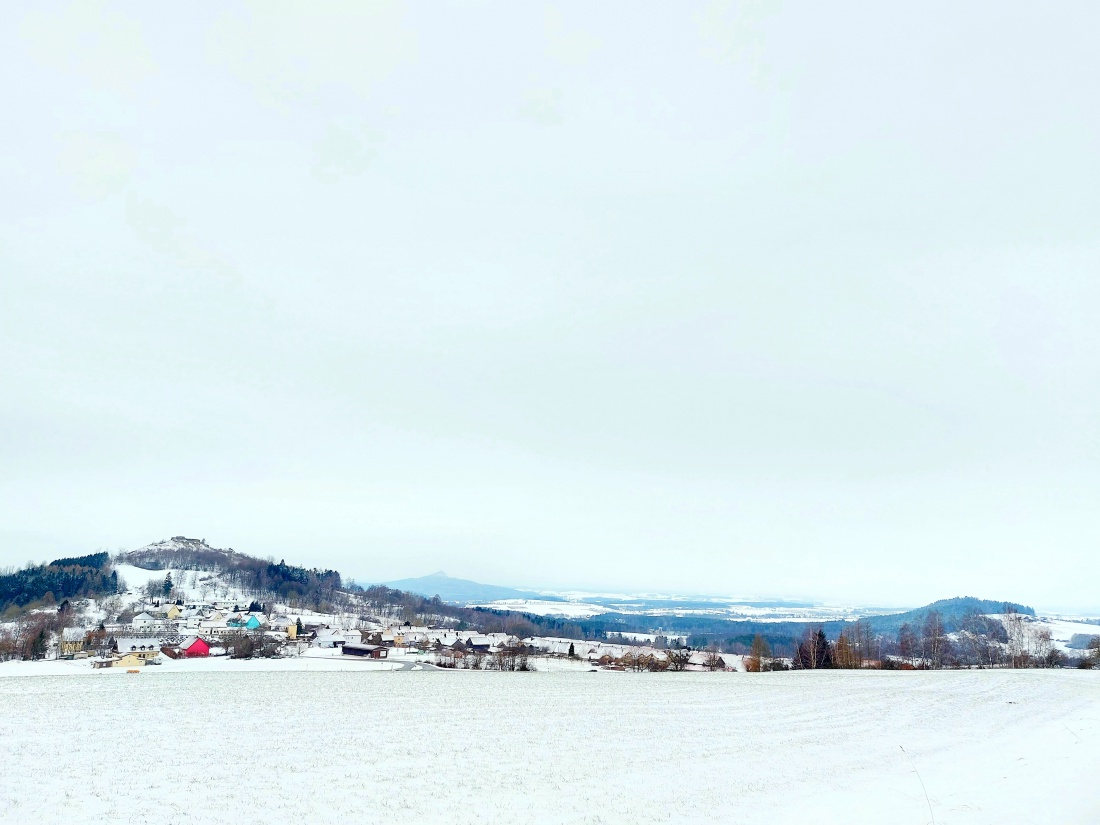 Foto: Martin Zehrer - Der Blick über Waldeck am Sonntag, den 26. Dezember 2021.<br />
<br />
Wetter: <br />
- Temperatur ca. -3 Grad<br />
- Der Himmel bedeckt, keine Sonne<br />
- Frisches Lüftchen weht<br />
- Schnee bed 