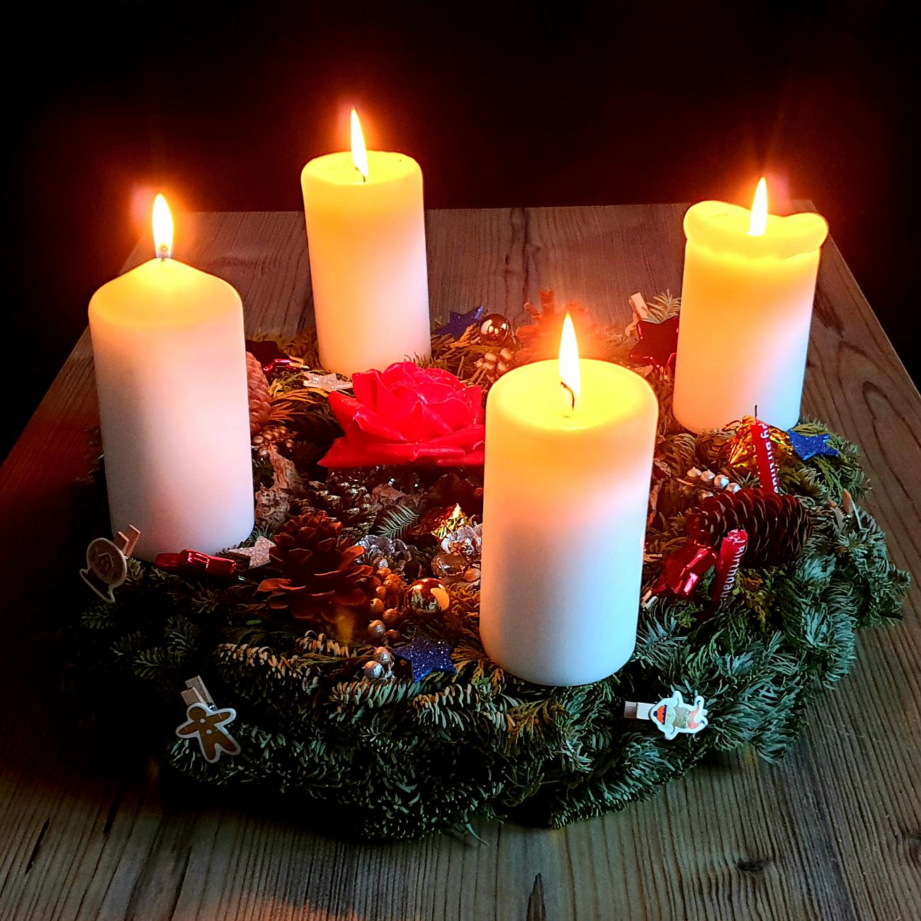 Foto: Martin Zehrer - Sonntag, 20. Dezember 2020...<br />
<br />
Es ist vollbracht... wenn die Liebe die 4. Kerze entzündet ;-)<br />
<br />
Die 4. Kerze brennt, es strahlt der ganze Advents-Kranz. Noch 4 Tage bi 