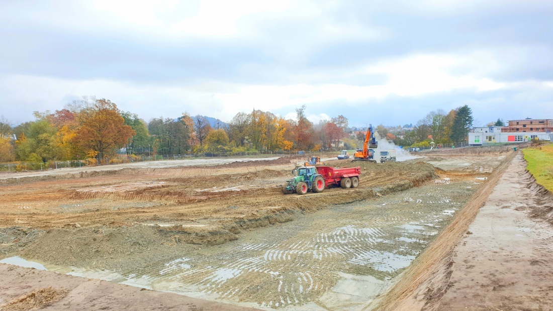 Foto: Martin Zehrer - Schnell, schneller, Baustelle der neuen Realschule von Kemnath...<br />
<br />
Unglaublich, wie schnell hier riesige Massen an Erdreich auf die gegenüberliegende Baustelle des neue 