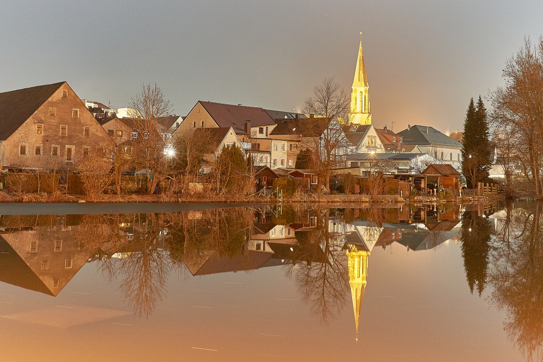 Foto: Jennifer Müller - Im kemnather Stadtweiher spiegeln sich nachts die schönsten Dinge... 