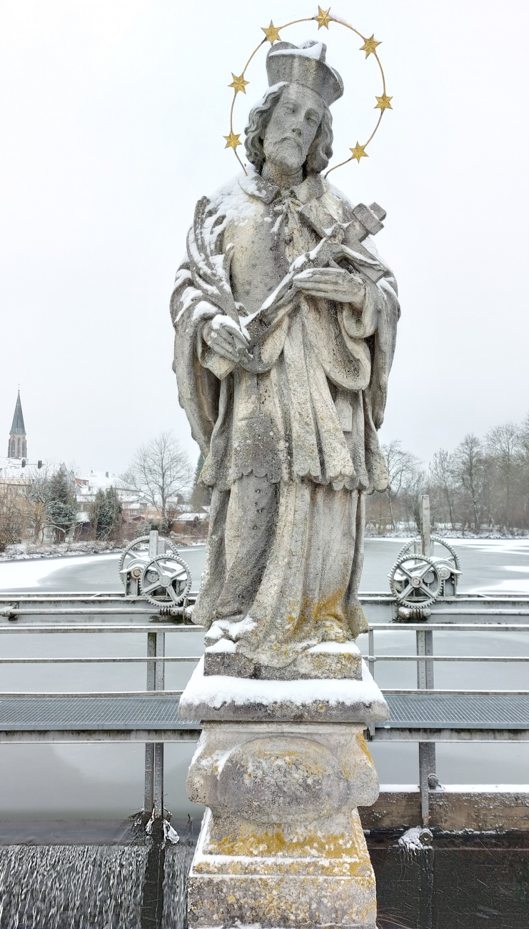 Foto: Martin Zehrer - Diese Figur des hl. Nepomuk  steht am Wehr des kemnather Stadtweihers.<br />
 