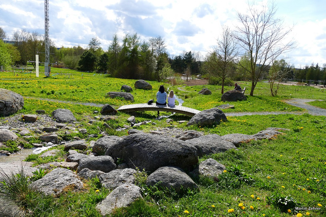 Foto: Martin Zehrer - Ökologisch-Botanischer Garten in Bayreuth. Ausspannen in der Frühlingssonne. Die Blätter rauschen im Wind, Vögel zwitschern um die Wette, das Wasser plätschert im kleinen 