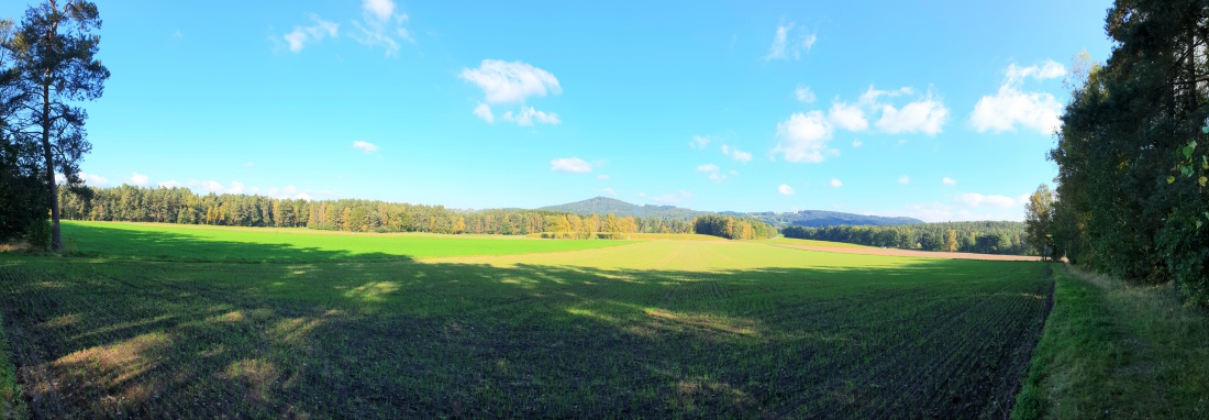 Foto: Martin Zehrer - Herbst-Panorama!<br />
Am Horizont ist der Armesberg zu erkennen. Ein wunderschöner Fteitag Nachmittag bei Eisersdorf...<br />
<br />
Wetter<br />
- ca. 14 Grad frisch<br />
- viel Sonne<br />
- Himme 