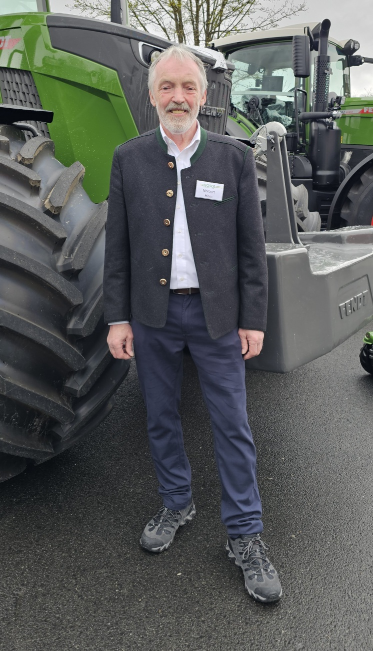 Norbert Horn - Geschäftsführer und prägende Persönlichkeit bei HOWA

Auf dem Bild ist Norbert Horn, Geschäftsführer der HOWA Land- und Forsttechnik aus Neusorg, während der Jubiläumsfeier am 19. April 2026 zu sehen. Vor einem modernen Fendt-Schlepper stehend, verkörpert er genau das, wofür das Unternehmen seit Jahrzehnten steht: 
Nähe zur Praxis, Leidenschaft für Technik und persönliche Kundenbindung.

Norbert Horn ist eine zentrale Figur in der Entwicklung der HOWA Land- und Forsttechnik. Als Geschäftsführer leitet er das Unternehmen gemeinsam mit seiner Frau Christine Horn und seinem Sohn Matthias Horn. Sie  prägen die Ausrichtung von HOWA maßgeblich. Unter seiner Führung hat sich HOWA zu einem etablierten Ansprechpartner für Land-, Forst- und Kommunaltechnik in der Region entwickelt.

Das familiengeführte Unternehmen mit Sitz in Neusorg steht seit vielen Jahren für Qualität, Zuverlässigkeit und Kundennähe. Besonders die enge Zusammenarbeit mit namhaften Partnern wie Komatsu sowie das breite Leistungsspektrum – von Verkauf über Service bis hin zu Reparaturen – spiegeln die strategische Ausrichtung wider, die auch von Norbert Horn entscheidend mitgetragen wird.

Eine wichtige Rolle im Unternehmen und im Hintergrund spielt auch seine Frau, die ihn seit vielen Jahren unterstützt und einen wesentlichen Beitrag zum familiären Charakter von HOWA leistet. Gemeinsam stehen sie für die Werte eines bodenständigen Familienbetriebs, in dem Zusammenhalt und persönliche Beziehungen großgeschrieben werden.

Während der 30-jährigen Jubiläumsfeier zeigte sich einmal mehr die Verbundenheit von Norbert Horn mit Kunden, Partnern und Mitarbeitern. Im direkten Austausch mit Besuchern und mitten im Geschehen präsentierte er das Unternehmen nahbar und authentisch. Die große Resonanz und die zahlreichen Gäste – darunter viele Familien – unterstreichen den Erfolg dieser Arbeit.

Norbert Horn steht damit nicht nur für die Geschäftsführung, sondern auch für die Werte eines regional verwurzelten Unternehmens, das sich kontinuierlich weiterentwickelt und gleichzeitig seinen familiären Charakter bewahrt.