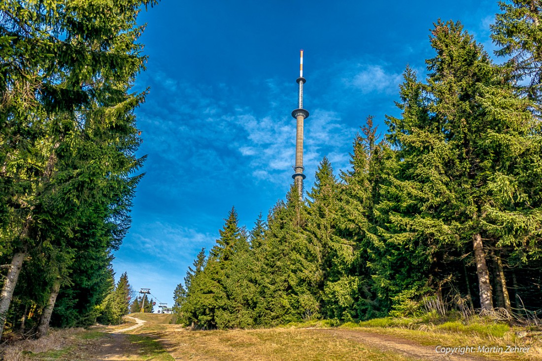 Foto: Martin Zehrer - Gleich ist es geschafft. Der Funkturm ist gut zu erkennen und oben schon die Liftstation. Nur noch ein paar Meter, dann gibts Brotzeit ;-) 