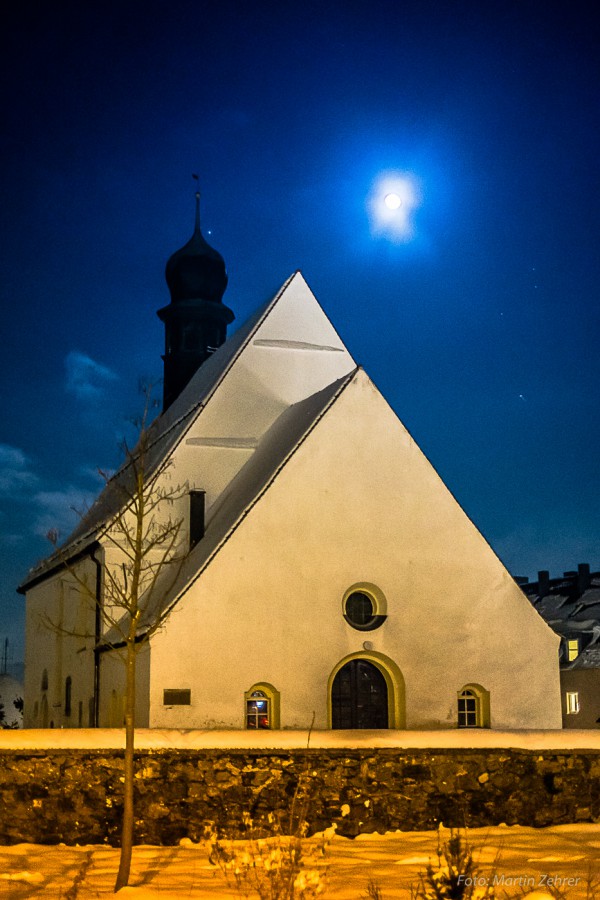 Foto: Martin Zehrer - Die Friedhofskirche "Sankt Maria Magdalena" in Kemnath bei Nacht. Diese Aufnahme stand aus dem Frühjahr 2015. 