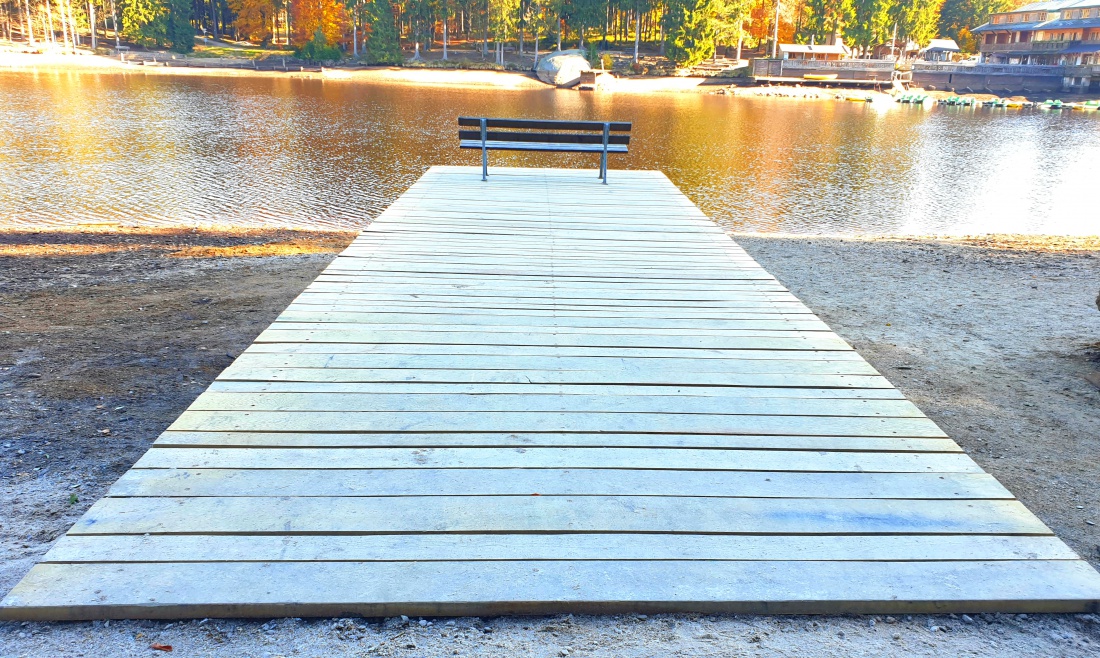 Foto: Martin Zehrer - Ein neuer Steg wurde in den Fichtelsee hinein errichtet... 