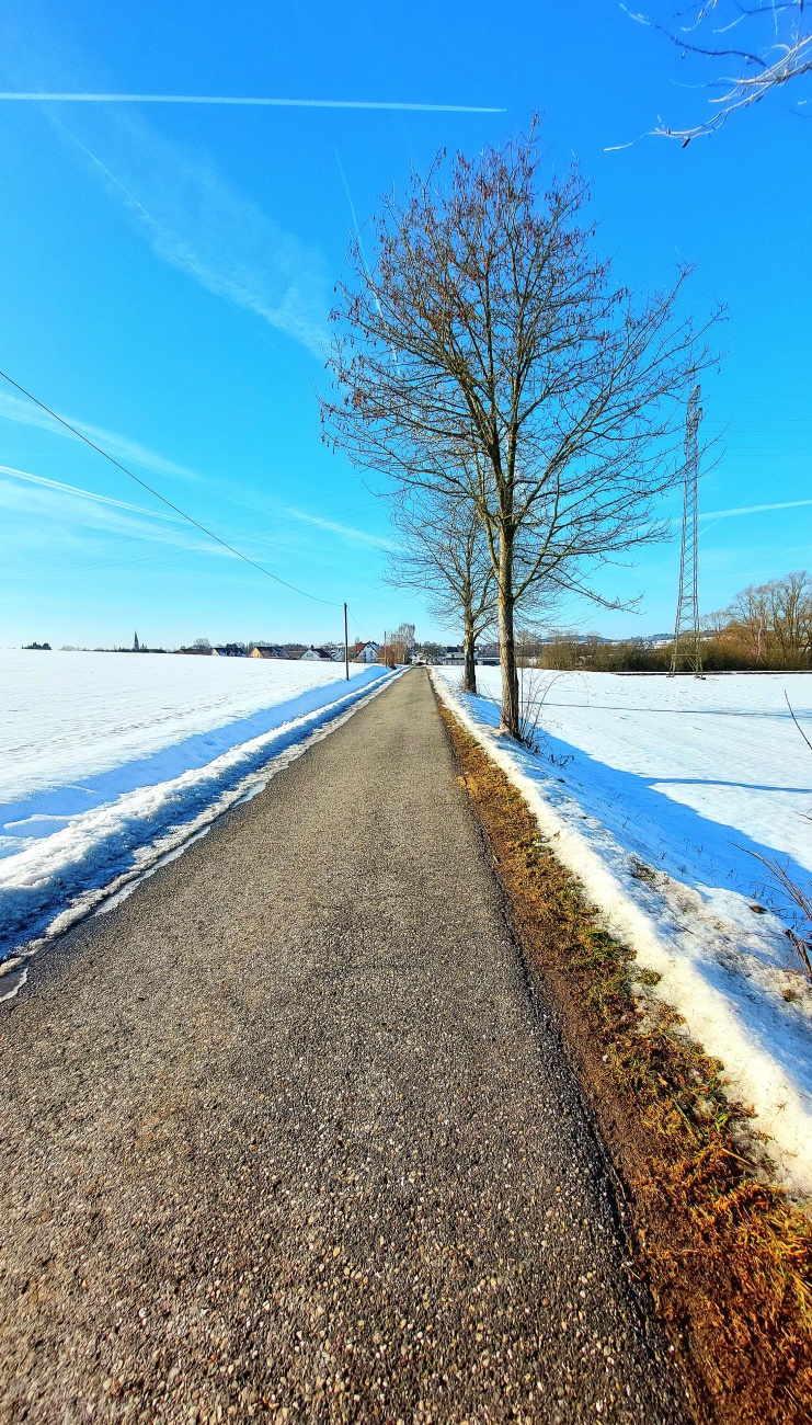Winter-Wanderung um Kemnath.
Herrlicher Sonnenschein, schneebedeckte Wiesen/Äcker und die ersten Vögel hört man singen.

Bei ca. +3 Grad Temperatur ein sehr angenehmes Wetter zum Genießen.